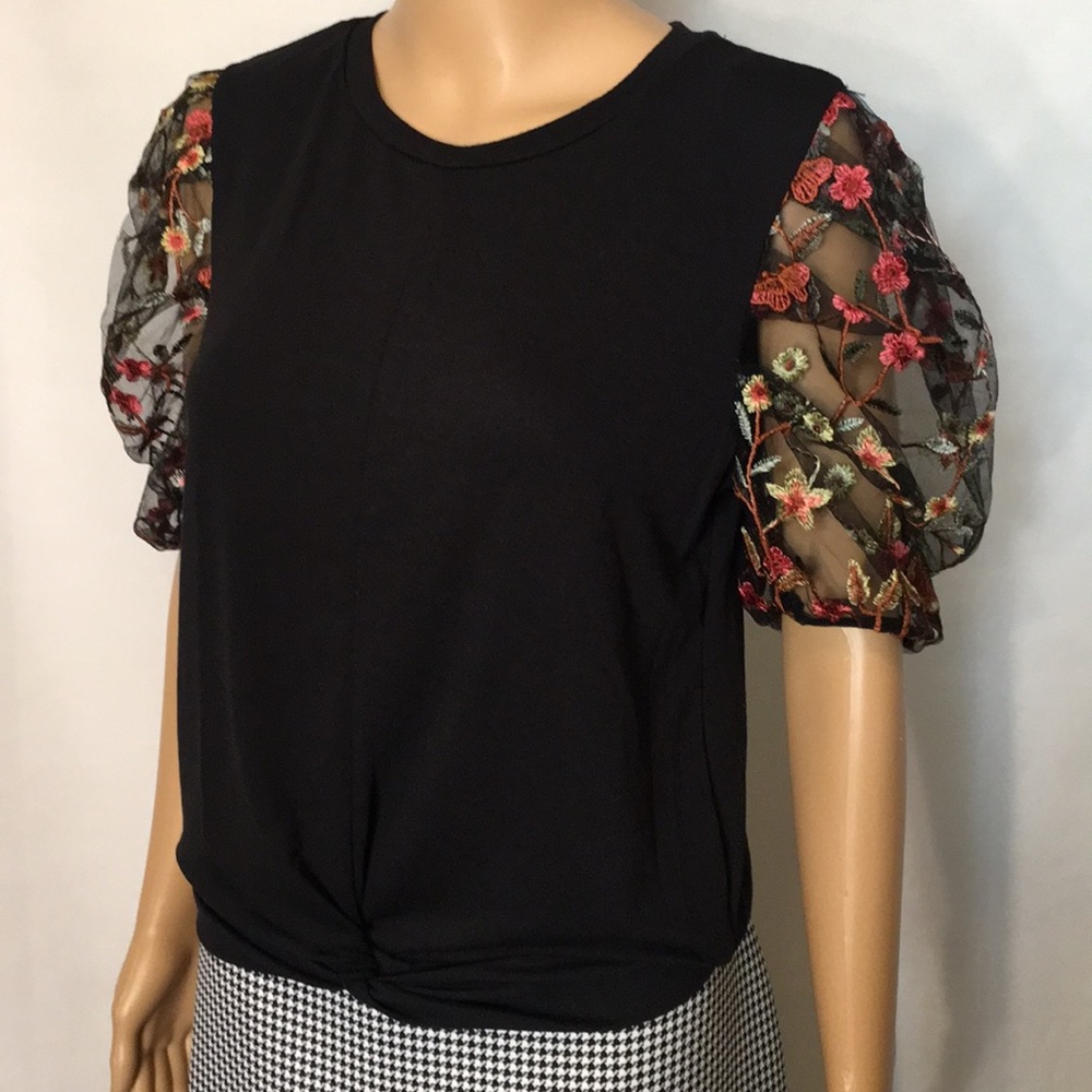 NWT Twist Front Bubble Lace Short Sleeve Top